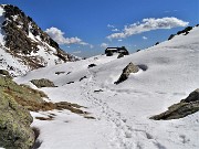 52 Dal laghetto salgo alla vicina Baita dei Tre Pizzi (2116 m)